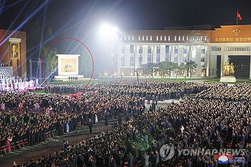 북한, 당 중앙간부학교에 김정은 단독 모자이크 벽화 설치