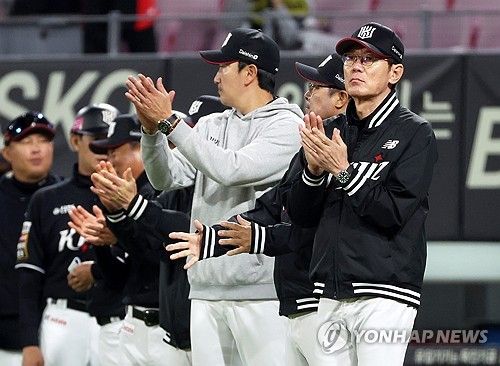 선수들 격려하는 이강철 감독