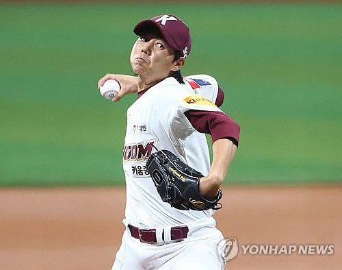 키움 선발 하영민 역투