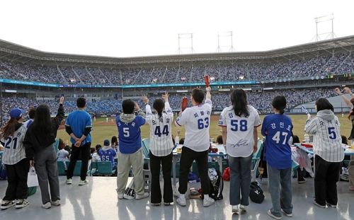 외야에서 응원하는 삼성 라이온즈 팬들