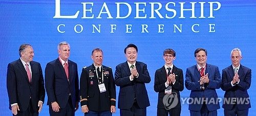 상봉한 주한미군 부자와 기념촬영 하는 윤석열 대통령