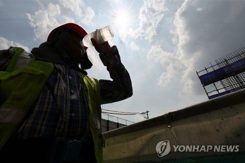 공사 현장에 내리쬐는 불볕