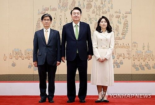 윤석열 대통령, 오동운 공수처장 임명장 수여