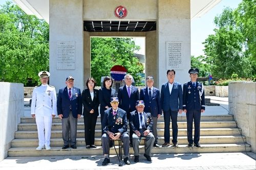 서울시의회대표단, 앙카라 한국공원 내 한국전쟁 참전 기념탑 방문