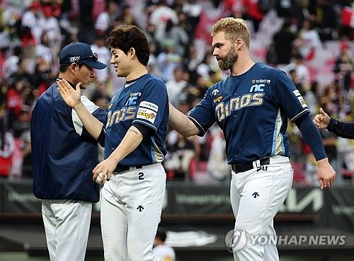 데이비슨과 하이파이브 하는 NC 강인권 감독