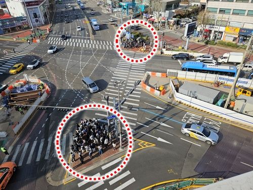 좁은 교통섬 가득 메운 보행자들