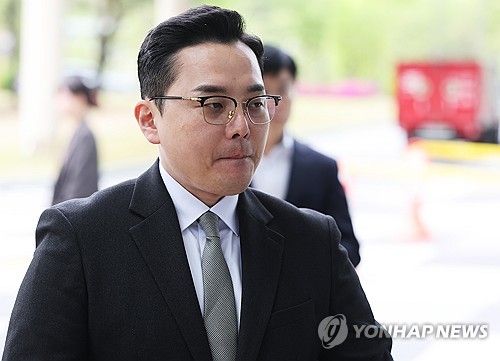 수원지법 들어서는 조명현 씨