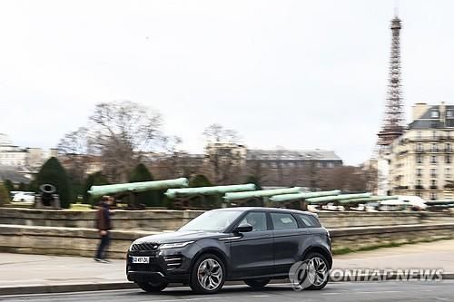 파리 시내의 한 SUV 차량.