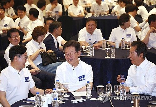 대화하는 이재명-박찬대