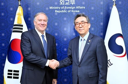 조태열 외교부 장관(오른쪽)과 마이크 폼페이오 전 미국 국무장관