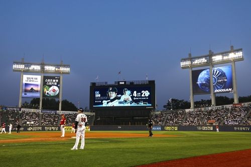 조수행의 4시즌 연속 20도루 기록 달성을 알리는 두산 구단
