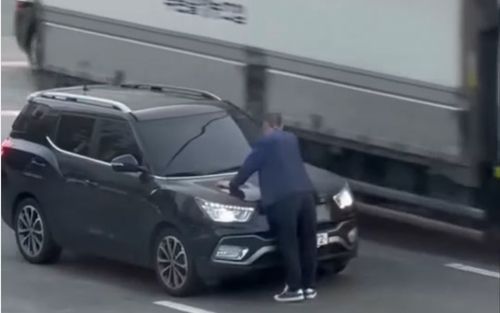 부산 한 도로에서 운행 중인 차량을 가로막은 피의자