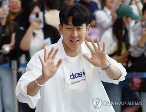 팬들 향해 손 흔드는 손흥민