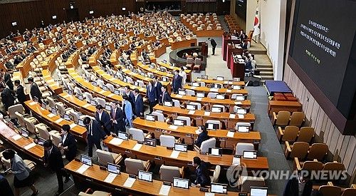 '채상병 특검법' 상정에 퇴장하는 국민의힘 의원들