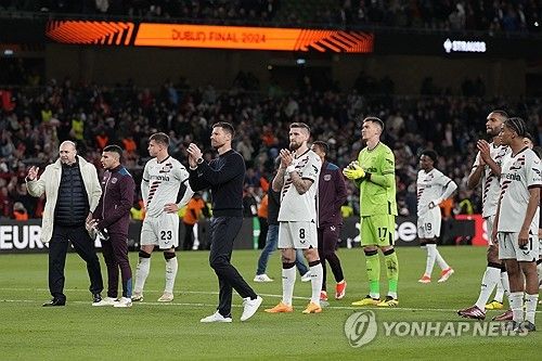 사비 알론소 레버쿠젠 감독과 선수단