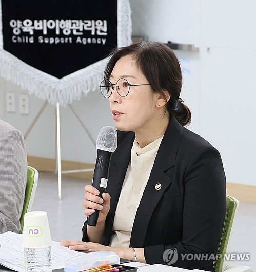 질의응답 하는 신영숙 차관