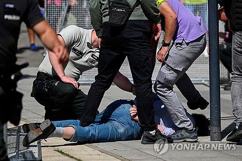 로베르트 피초 슬로바키아 총리 총격범인 유라이 친툴라가 범행 직후 검거된 모습