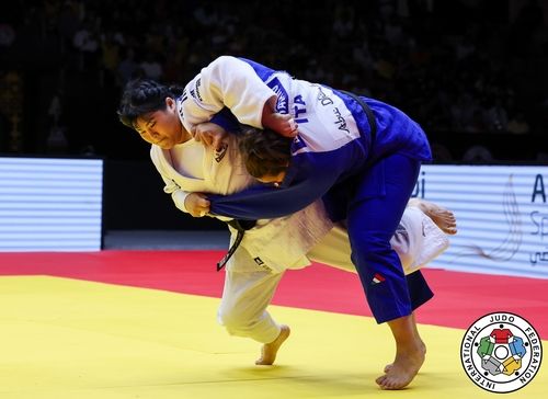 공격 시도하는 김하윤(왼쪽)