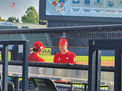 하재훈을 격려하는 이숭용 SSG 감독