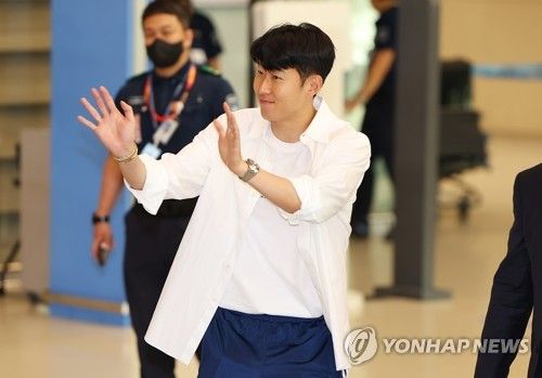 팬들 향해 손 흔드는 손흥민