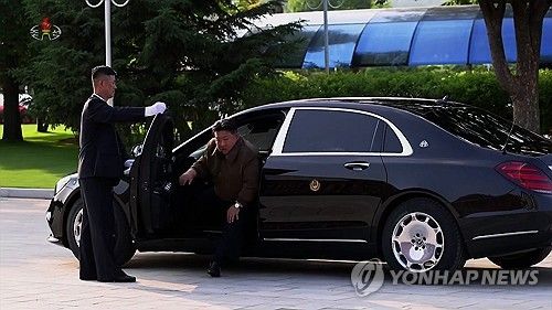 김정은, 마이바흐 벤츠 직접 운전해 기념촬영장 도착