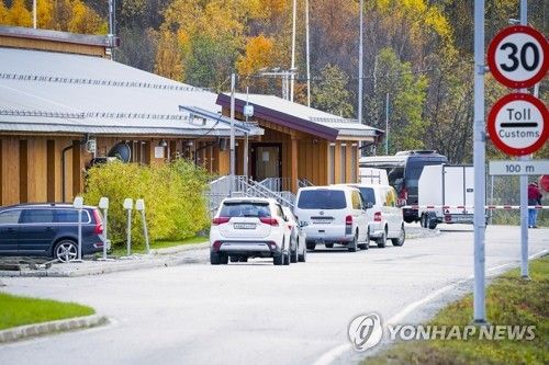 러시아-노르웨이 국경을 통과하기 위해 대기 중인 차량 