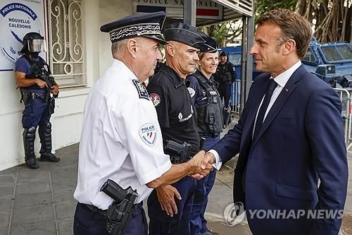 현지 경찰서 찾은 마크롱 대통령. 