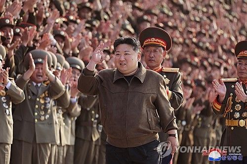 김정은, 당 중앙간부학교 공사에 참여한 군인·설계자·예술인들과 기념사진