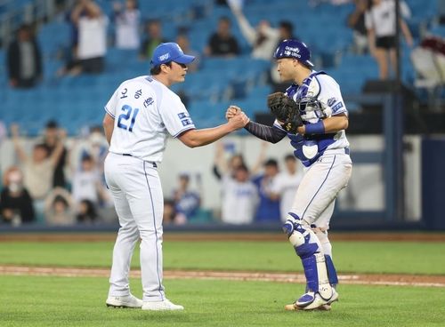 삼성 오승환과 이병헌(오른쪽)