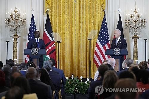 케냐 대통령과 공동 기자회견하는 바이든 미 대통령