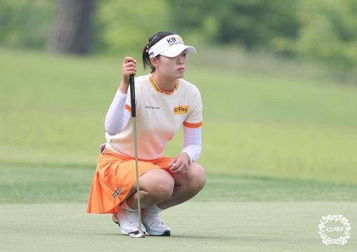 심각한 표정으로 그린을 살피는 방신실.