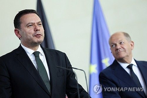 (베를린 로이터=연합뉴스) 루이스 몬테네그루 포르투갈 총리(왼쪽)와 올라프 숄츠 독일 총리가 24일(현지시간) 기자회견을 하고 있다. 2024.5.24