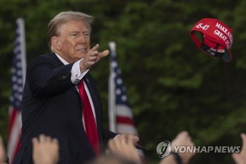 유세 도중 모자 던지는 트럼프 전 미국 대통령