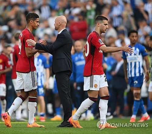 맨유 선수들과 텐하흐 감독