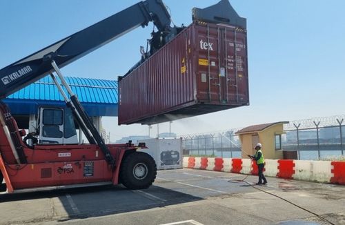 소독약제 살포하는 검역 당국