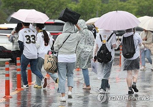 서울 잠실야구장에서 한 야구팬이 상자를 머리 위에 쓰고 이동하고 있다. [연합뉴스 자료사진]