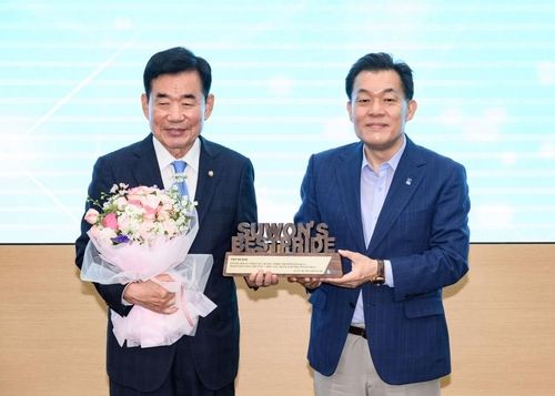 감사패 받는 김진표 국회의장