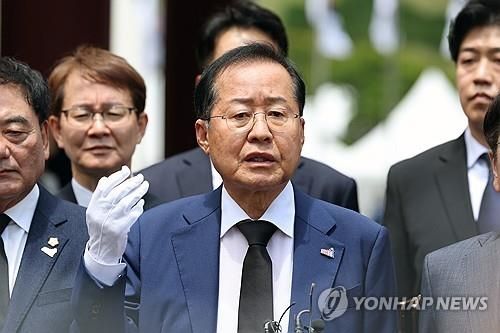 답변하는 홍준표