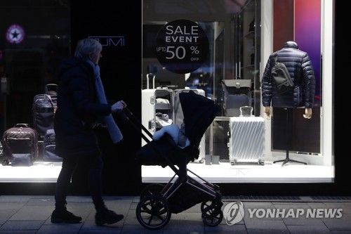 독일 거리에서 유모차를 끌고 가는 행인