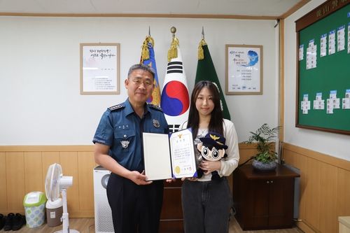 호욱진 용산경찰서장(왼쪽)과 대학생 오지호씨(오른쪽)