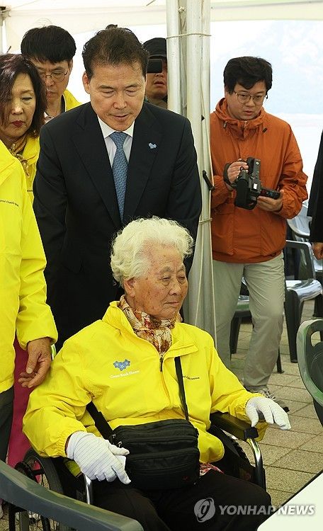 김영호 통일부 장관과 납북자 가족