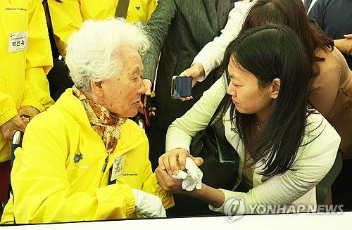 미국 북한인권 특사, 납북자 가족 위로