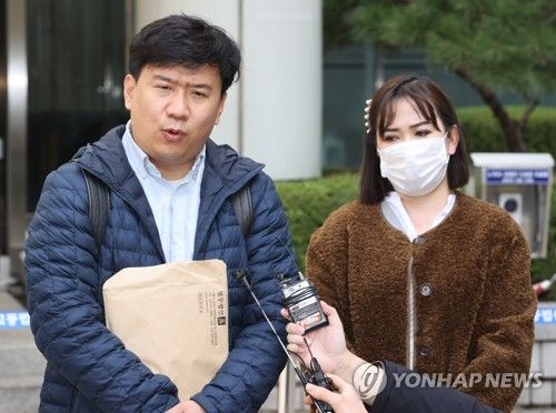 재판 전 기자회견 하는 유우성-유가려