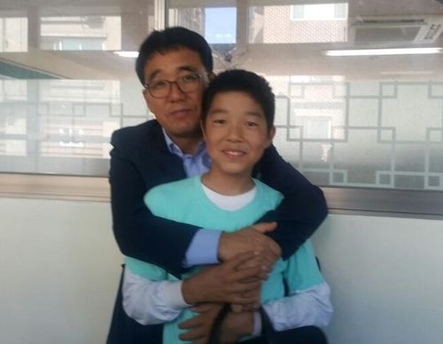 어린시절 kt wiz 육청명과 부친 육성철 씨.