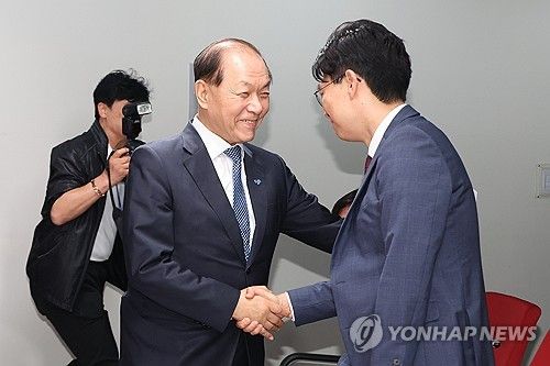 총선백서 특위 참석한 황우여 비대위원장