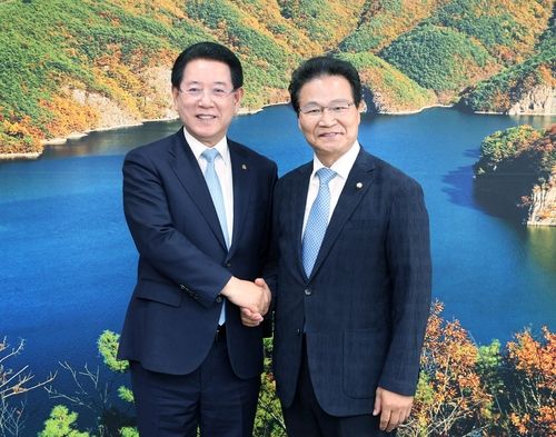 김영록 전남지사와 악수하는 김용판(오른쪽) 의원