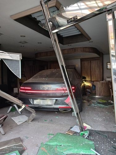 병원 건물로 돌진한 승용차