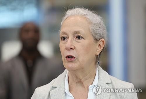 취재진 앞에서 발언하는 린다 스펙트 미 국무부 선임보좌관
