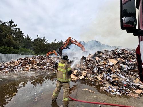 폐지 더미 화재 진압하는 소방대원