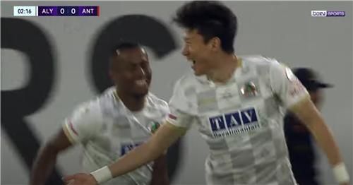 골 넣고 기뻐하는 황의조